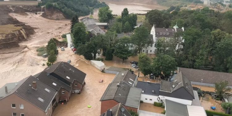 SNIMLJENO DRONOM: Pogledajte jezive snimke golemih blatnih klizišta u Njemačkoj (VIDEO)