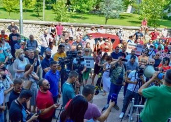 (VIDEO)“NE DAMO ĐECU U ČETNIKE”: Crnogorci ustali na noge, traži se ostavka ministrice Bratić…