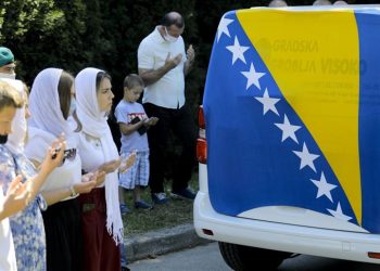 (VIDEO) TUGA DO NEBA: Suzama i dovama ispraćeni tabuti s posmrtnim ostacima žrtava genocida u Srebrenici…