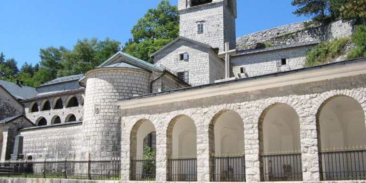 CRNA GORA: GODINA DANA NIČEGA- Bitno je ustoličiti onoga, onamo đe ne treba…
