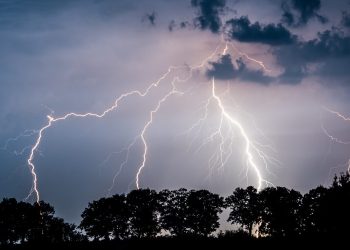 Grom UBIO 16 svatova, povređen i MLADOŽENJA!