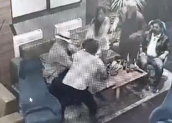 ( VIDEO) NA MREŽAMA SE POJAVIO SNIMAK KAKO BJELA TUČE GAGU Pogledajte, reditelj sedeo mirno kada je glumac prišao i počeo da ga udara