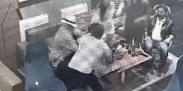 ( VIDEO) NA MREŽAMA SE POJAVIO SNIMAK KAKO BJELA TUČE GAGU Pogledajte, reditelj sedeo mirno kada je glumac prišao i počeo da ga udara