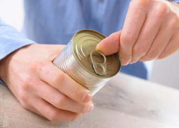 Ovaj Tik tok video ima preko 11 miliona pregleda: Ceo život pogrešno otvaramo konzerve, a evo kako se to PRAVILNO radi (VIDEO)