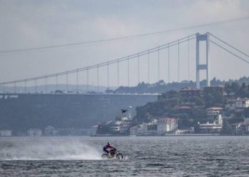 POGLEDAJTE KAKO JE VOZAČ IZ AUSTRALIJE PRVI MOTOCIKLOM PREŠAO BOSFOR