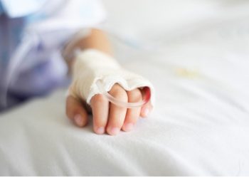 EMOTIVAN SUSRET trogodišnjaka, koji su zajedno POBEDILI RAK, rasplakao je mnoge na društvenim mrežama…