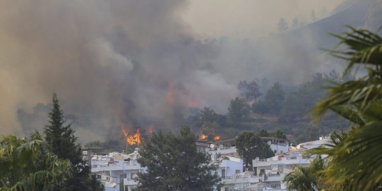 Evakuacije četiri naselja u Turskoj zbog požara