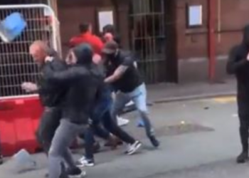 (VIDEO) Žestoka tučnjava navijača Manchester Uniteda i Leedsa