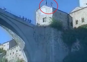 (VIDEO) Banjalučanin prvi u istoriji skočio sa kule pored Starog mosta u Mostaru