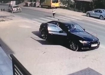 Šokantan snimak nam stiže iz Selakovca, svaka čast ženi na reakciji, nadamo se da je prošla bez težih povreda