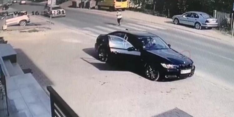 Šokantan snimak nam stiže iz Selakovca, svaka čast ženi na reakciji, nadamo se da je prošla bez težih povreda