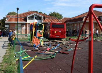 NOVI SNIMAK NESREĆE U ZEMUNU Evo kako je vozač “pomahnitalog” autobus izgubio kontrolu nad vozilom! (VIDEO)