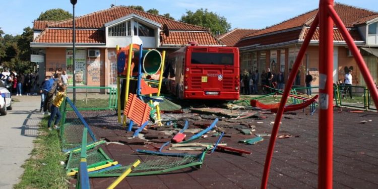 NOVI SNIMAK NESREĆE U ZEMUNU Evo kako je vozač “pomahnitalog” autobus izgubio kontrolu nad vozilom! (VIDEO)
