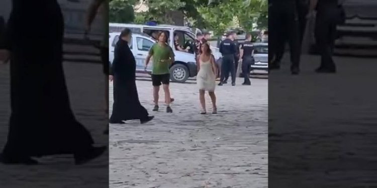 (VIDEO) Marko Vučković, vođa navijača ,,Crvene zvezde“ juče stigao u Cetinjski manastir da ,,brani“ ustoličenje Joankikija