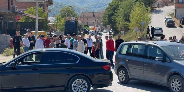 Mještani naselja Mur blokirali magistralni put i zahtevaju hitno rješenje kanalizacione mreže