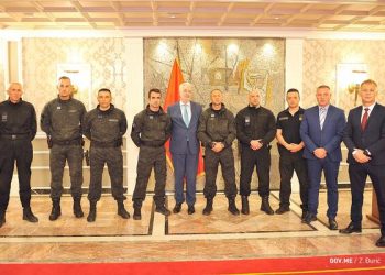 Krivokapić NAGRAĐUJE POLICAJCE koji su bili petog septembra na CETINJU