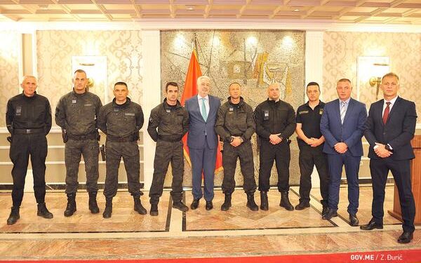 Krivokapić NAGRAĐUJE POLICAJCE koji su bili petog septembra na CETINJU