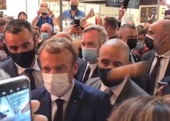 Video: Macron pogođen jajetom tokom posjete sajmu u Lyonu