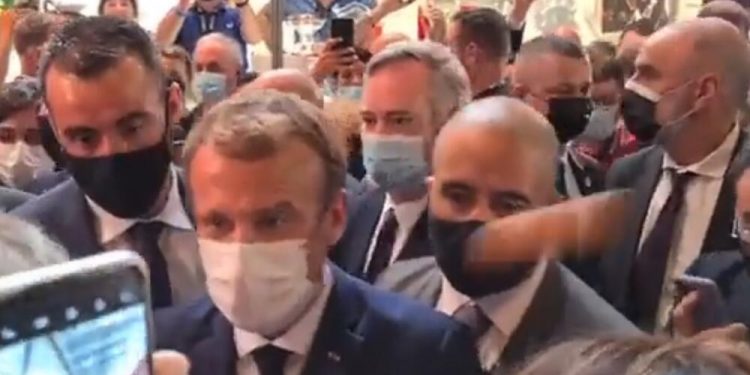 Video: Macron pogođen jajetom tokom posjete sajmu u Lyonu