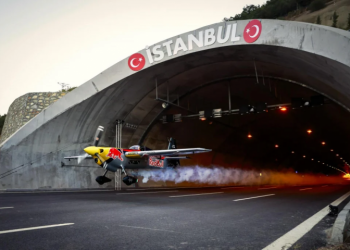 (VIDEO) Scena u Turskoj koja ostavlja bez daha: Italijanski pilot avionom proletio kroz tunel brzinom od 245 km/h