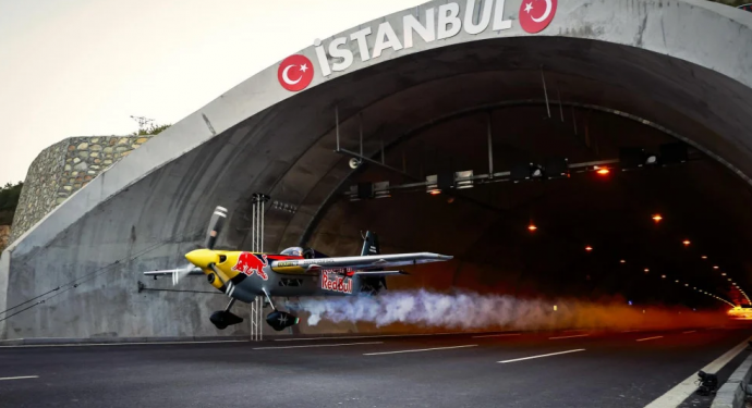 (VIDEO) Scena u Turskoj koja ostavlja bez daha: Italijanski pilot avionom proletio kroz tunel brzinom od 245 km/h