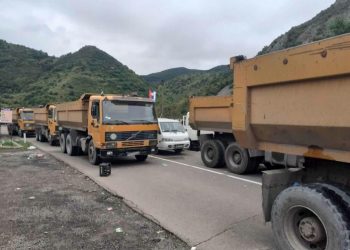 TENZIJE PROKLJUČALE: GRANIČNI PRIJELAZI BRNJAK I JARINJE I DALJE BLOKIRANI, MIRNA NOĆ NA KOSOVU