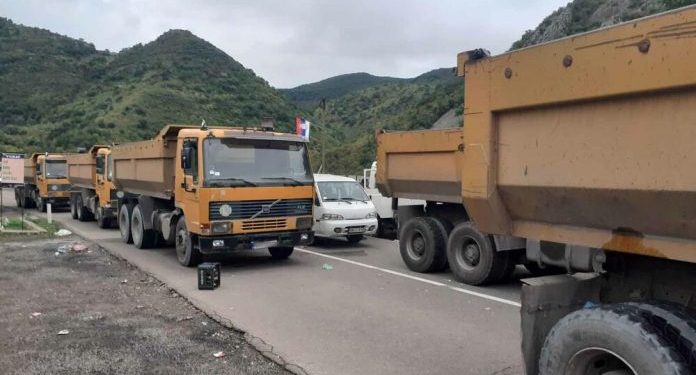 TENZIJE PROKLJUČALE: GRANIČNI PRIJELAZI BRNJAK I JARINJE I DALJE BLOKIRANI, MIRNA NOĆ NA KOSOVU