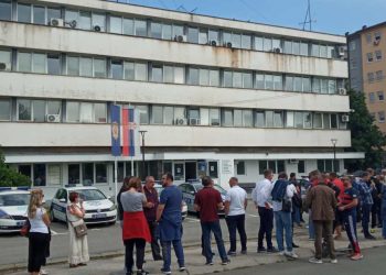 Učiteljica Adela Melajac privedena na saslušanje, ispred PU Novi Pazar se okupljaju građani
