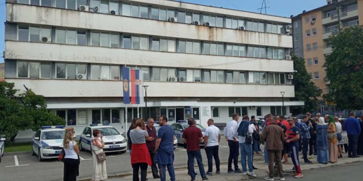 Učiteljica Adela Melajac privedena na saslušanje, ispred PU Novi Pazar se okupljaju građani