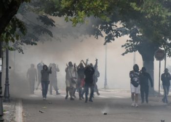 Žestoki sukobi na Cetinju: Policija i demonstranti se sukobljavaju, koriste topovske udare i suzavce