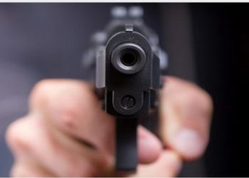 Traktorista upozorio biciklistu da ne vozi sredinom puta, ovaj na njega pucao iz pištolja