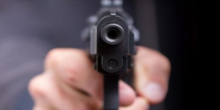 Traktorista upozorio biciklistu da ne vozi sredinom puta, ovaj na njega pucao iz pištolja