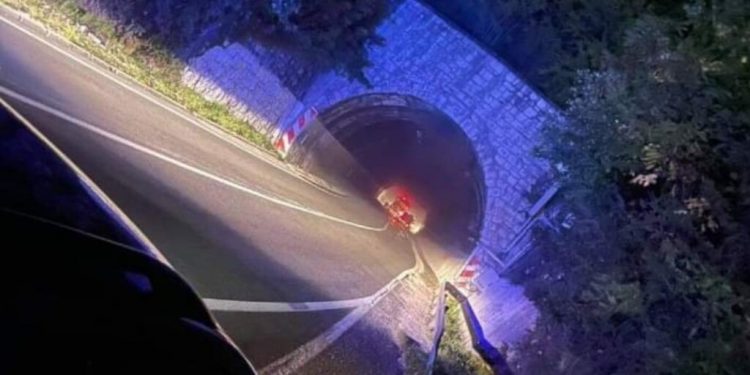 Čeka za sudije u tunelu Lendava: Zaustavljeni, pretučeni, zapaljen automobil