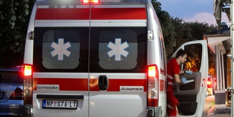 TEŠKA NESREĆA KOD RAŠKE: Poginuo vozač – automobilom probio zaštitnu ogradu i upao u reku