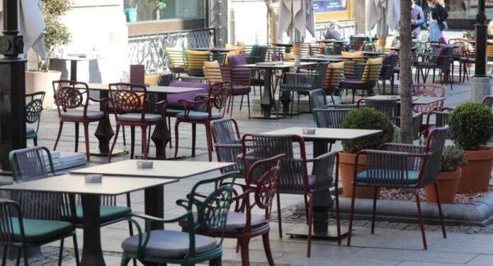 “KAFIĆE I RESTORANE ZATVORITI POSLE 17 SATI”: Upozorenje iz Kriznog štaba – situacija je ALARMANTNA!