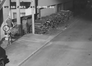 (VIDEO) Novi Pazar: Policajac pištoljem na kuću Sulejmana Gorčevića?!