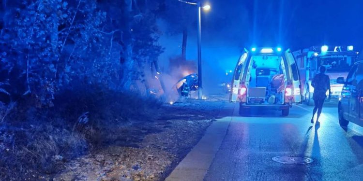 Svi su maloljetni: Auto izgorio nakon što se zabio u stup, četvorica su teško ozlijeđena