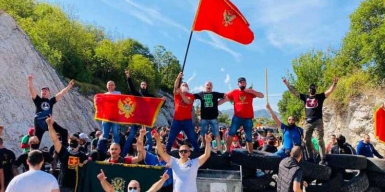 Policija spustila štitove, građani napravili “zid” za Porfirija i Joanikija