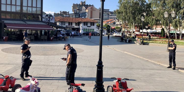 DETALJI TUČE U CENTRU NOVOG PAZARA! Maloletnici napali radnika koji izdaje autiće, dvoje povređeno
