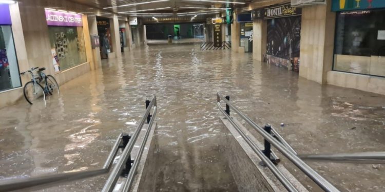 NEVJEROVATNE SCENE IZ SLOVENIJE: Ljubljana je potopljena, voda prodrla u pozorište, gledatelji evakuirani..
