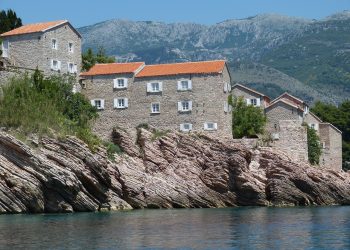 Devojka poginula u pokušaju da napravi fotografiju na Svetom Stefanu