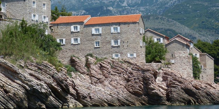Devojka poginula u pokušaju da napravi fotografiju na Svetom Stefanu