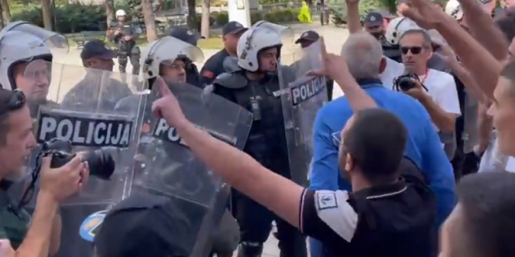 HAOS NA CETINJU: Pogledajte sukob građana i policije…(VIDEO)
