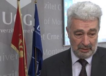 Premijer je NESPOSOBAN, a saradnici su mu NEZNALICE…