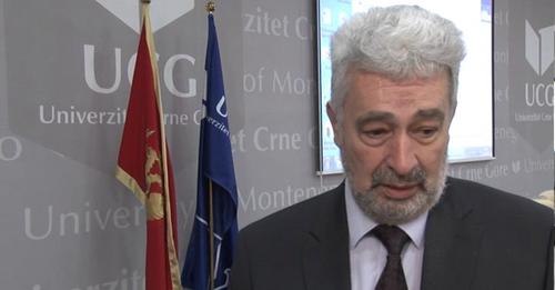 Premijer je NESPOSOBAN, a saradnici su mu NEZNALICE…