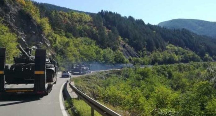Srpski tenkovi na putu ka Jarinju? Kolona oklopnjaka krenula iz Raške (FOTO/VIDEO)