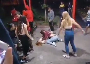 (VIDEO) Mučki se udaraju, vršnjaci navijaju! Uznemirujući snimak brutalne tuče djevojčica u Smederevskoj Palanci