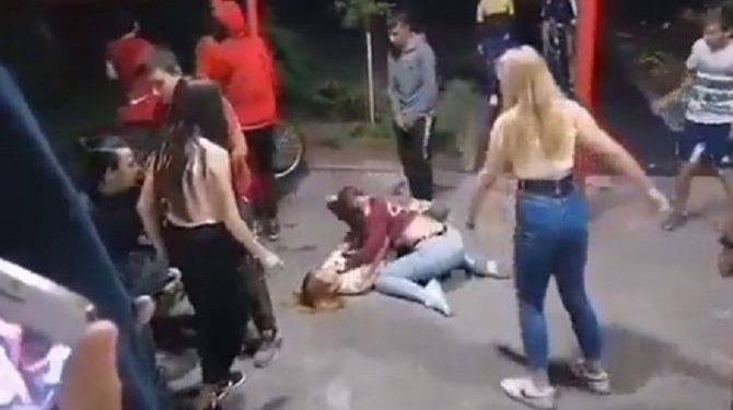 (VIDEO) Mučki se udaraju, vršnjaci navijaju! Uznemirujući snimak brutalne tuče djevojčica u Smederevskoj Palanci