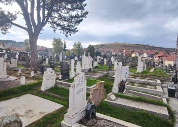 Oštećeni spomenici na pravoslavnom groblju na Šestovu