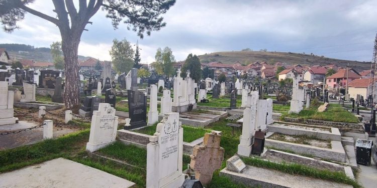 Oštećeni spomenici na pravoslavnom groblju na Šestovu